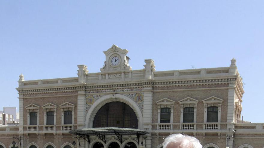 Fulgencio Sánchez frente a la puerta de la estación de Víctor Beltrí.