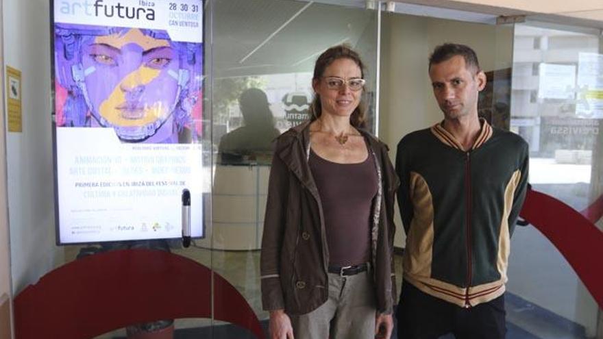 Los organizadores del festival, Marta Rupérez y Caen Botto, en la entrada de Can Ventosa.