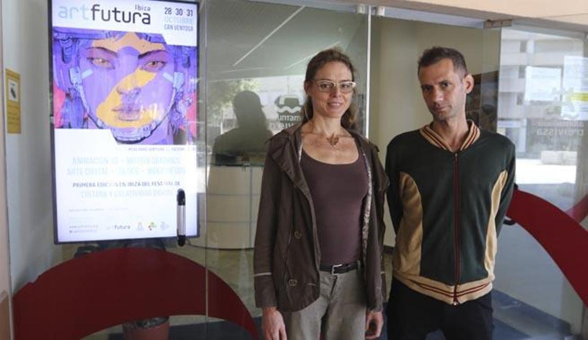 Los organizadores del festival, Marta Rupérez y Caen Botto, en la entrada de Can Ventosa.
