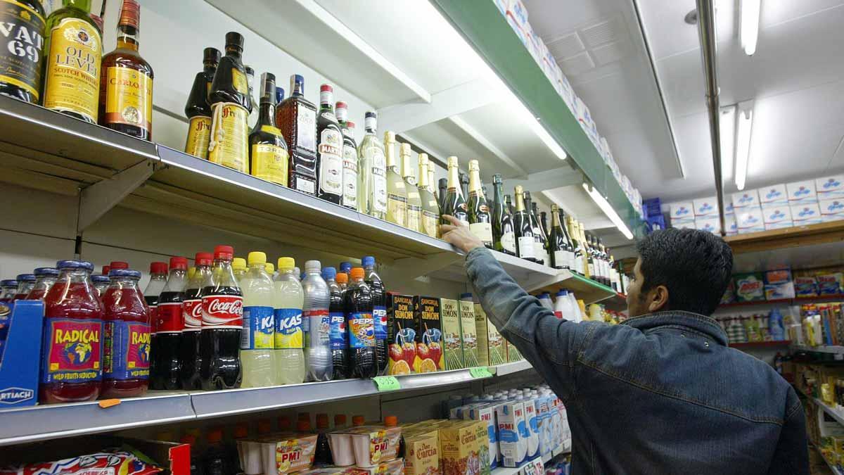 Botellas de bebidas alcohólicas en un supermercado de L'Hospitalet