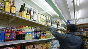 Barcelona tancarà les botigues que venguin alcohol fora de l’horari o a menors