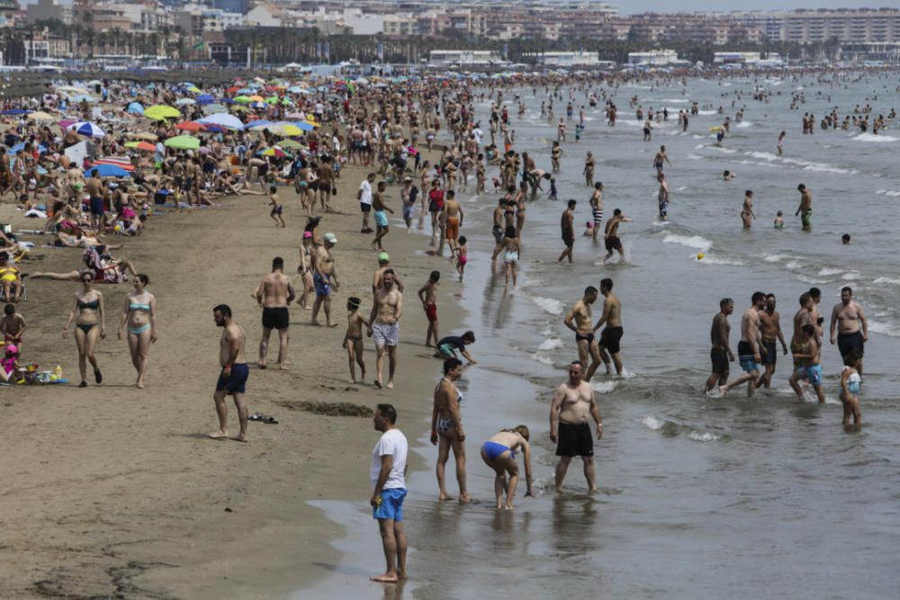 Las playas de València se llenan el primer fin de semana del verano