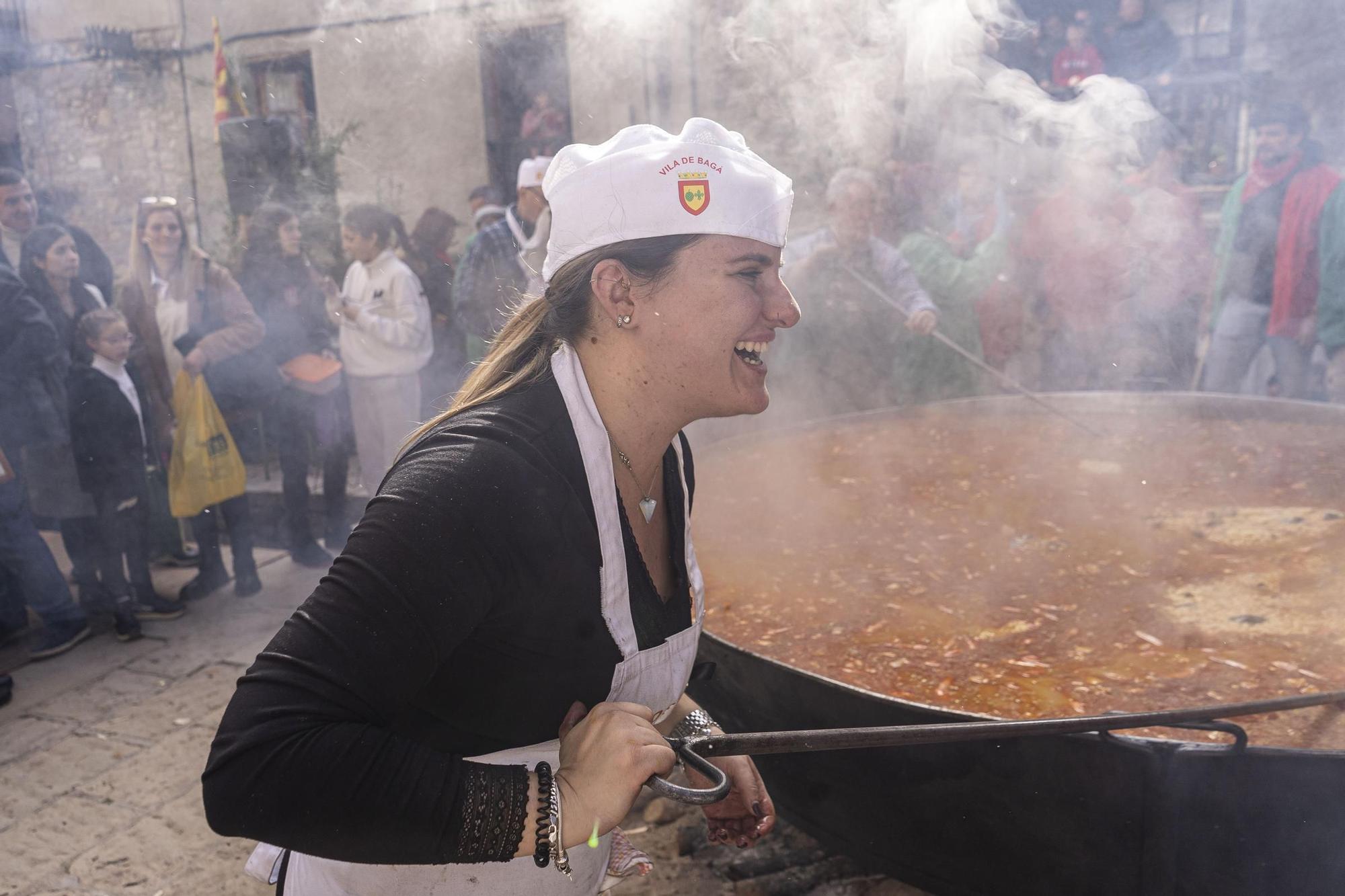 Bagà cuina el seu popular arròs per 2.500 persones