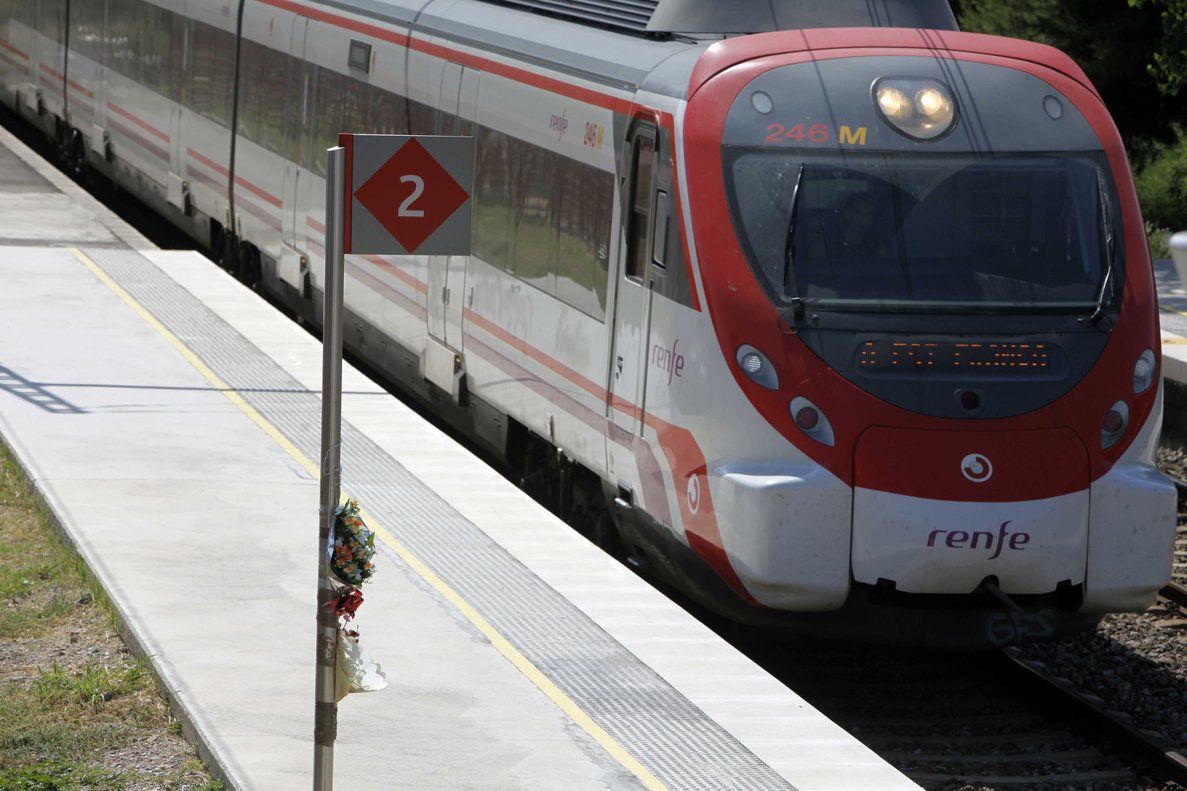 Un tren de Rodalies circula por la R2 sud.