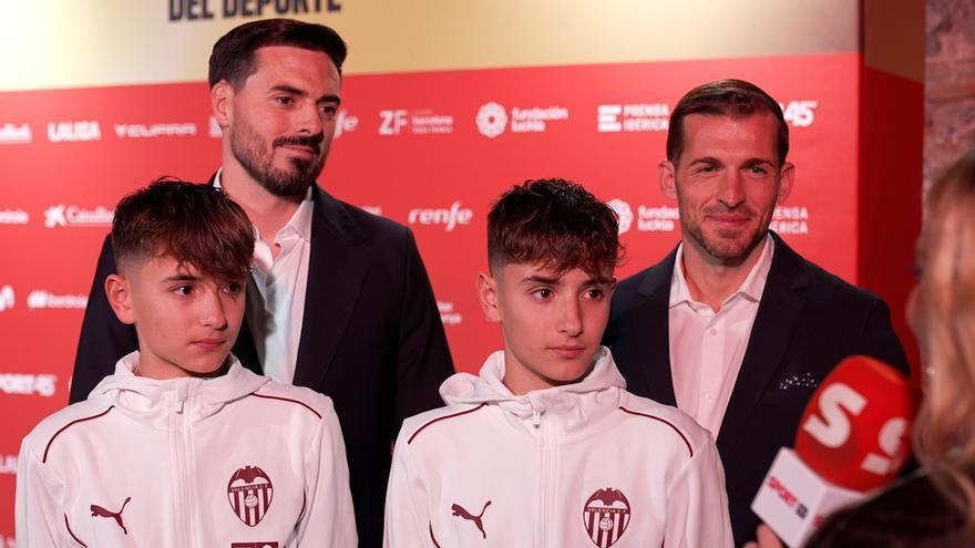 Los jugadores del Valencia CF, campeones de la Liga Futures, Premio Valores Equipo Masculino