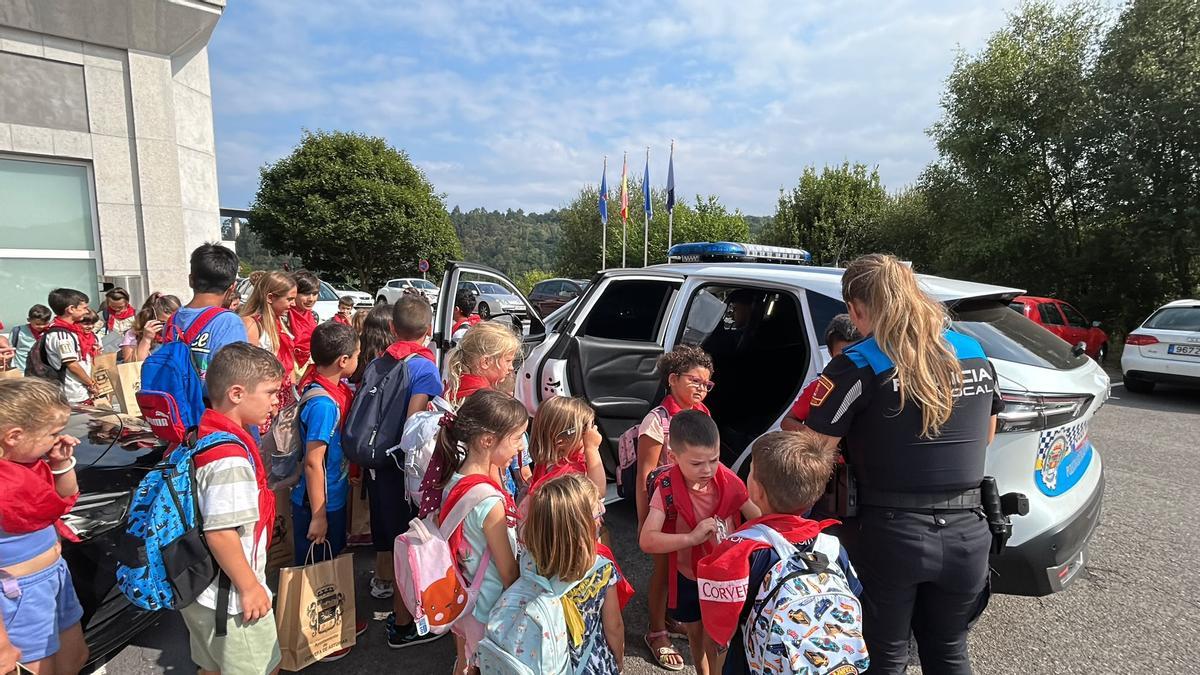 EN IMÁGENES: Los jóvenes participantes de la Escuela de Vacaciones de Corvera visitan el Ayuntamiento