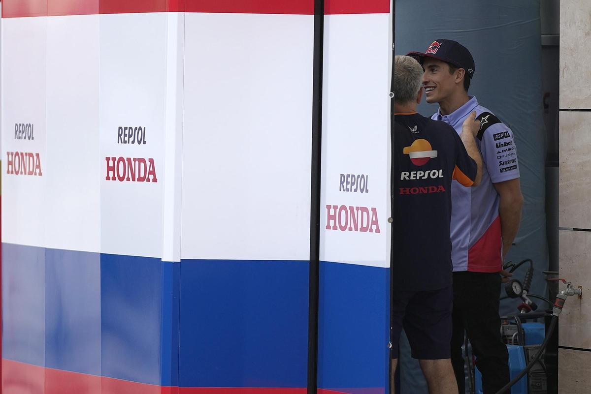 Marc Márquez visitó, en Catar, a su querido equipo de Honda.