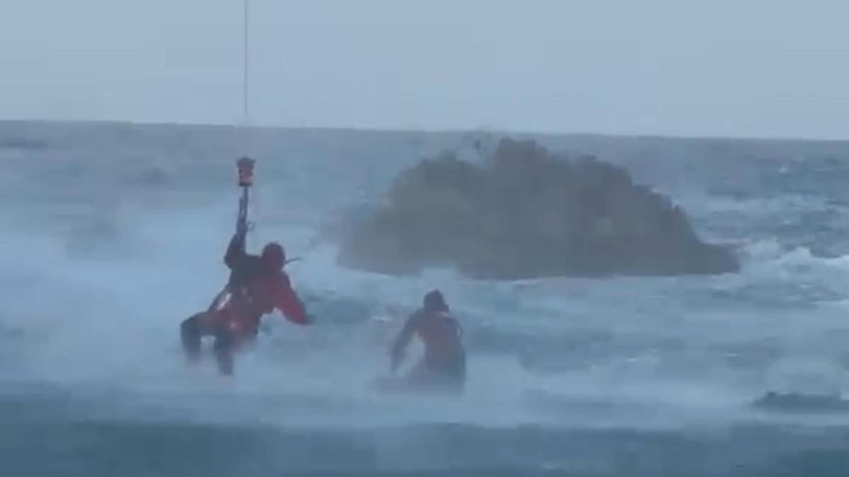 Complicado rescate marítimo de cuatro bañistas, dos menores, en la playa de La Franca, en Ribadedeva