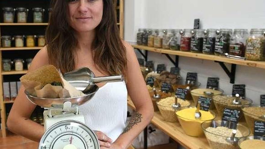 La propietaria, Lara Prendes, posa en el interior de la tienda.