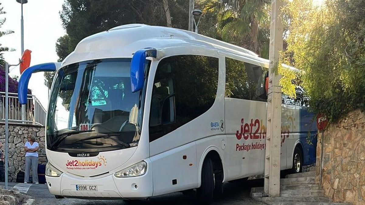 El autocar que se quedó atrapado cerca de la Calita de Portals