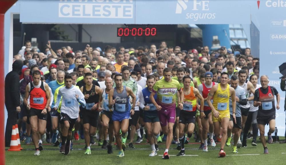 Invasión Celeste bajo la lluvia de Vigo. // Alba Villar