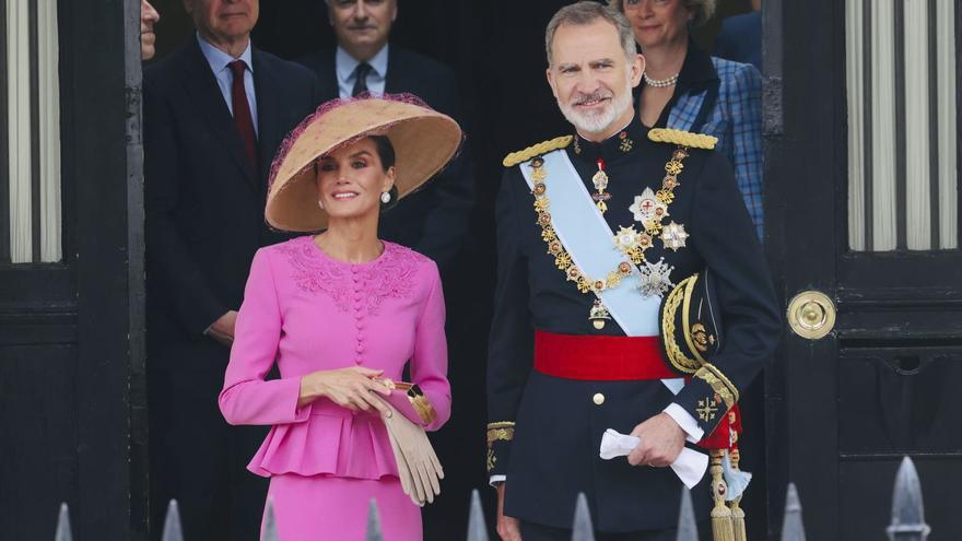 La reina Letizia renunció a la moda española apostando por un traje de Carolina Herrera.   | // EFE