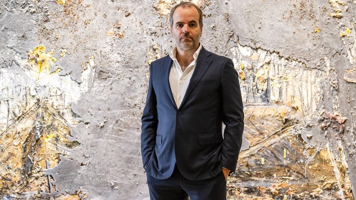 Javier Molins, ante una de las obras de Anselm Kiefer, en el Centro de Arte Hortensia Herrero.