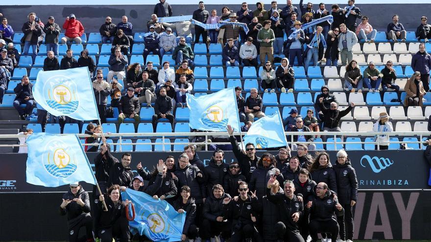 La UD Ibiza rindió un homenaje a su equipo Genuine con una vuelta de honor en Can Misses