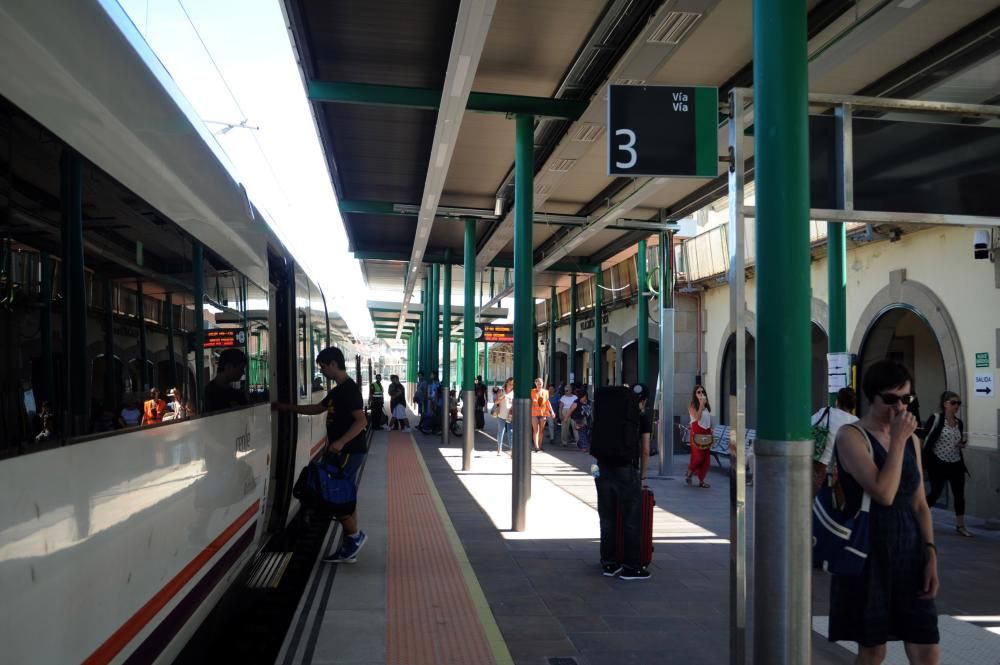 El desvío por Vilagarcía del tren Vigo-Ourense reaviva la demanda del servicio directo a Madrid. El cambio de recorrido fue un caso puntual como consecuencia del incendio forestal en Arbo