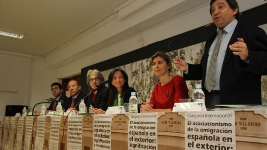 Juan Andrés Blanco, director de la UNED en Zamora, de pie, durante la inauguración del congreso.