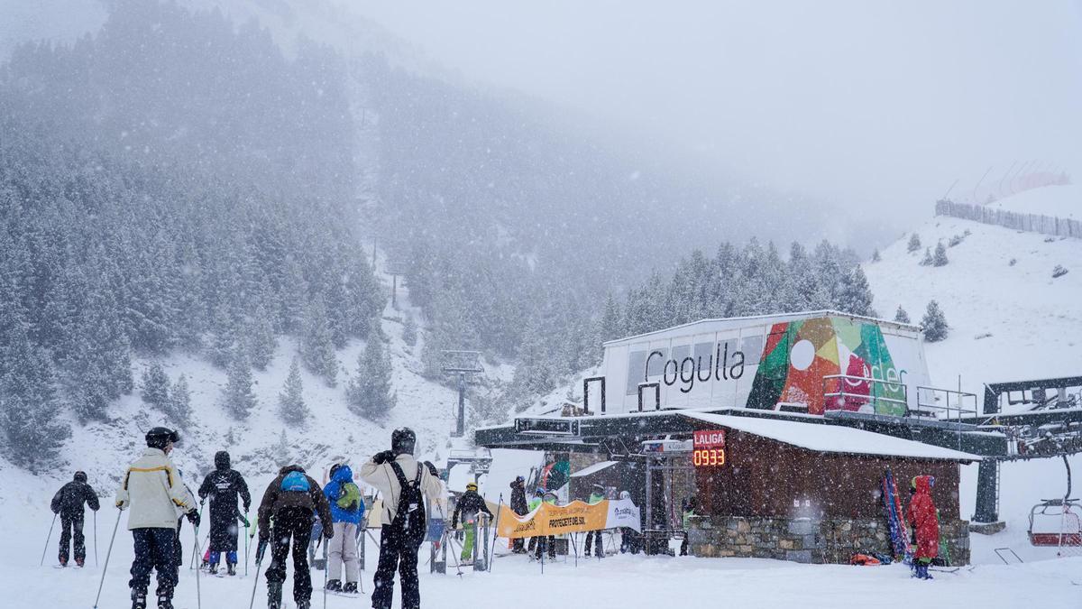 La nieve cubre la estación de esquí de Cerler Aramón.