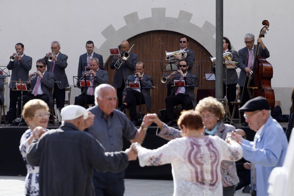 Ball de sardanes a les Preses