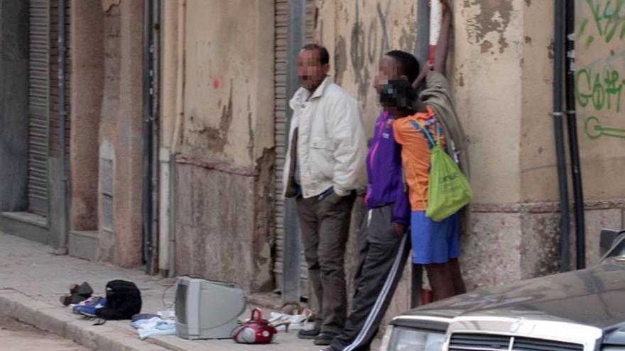 Inmigrantes vendiendo en Villalba Corta.