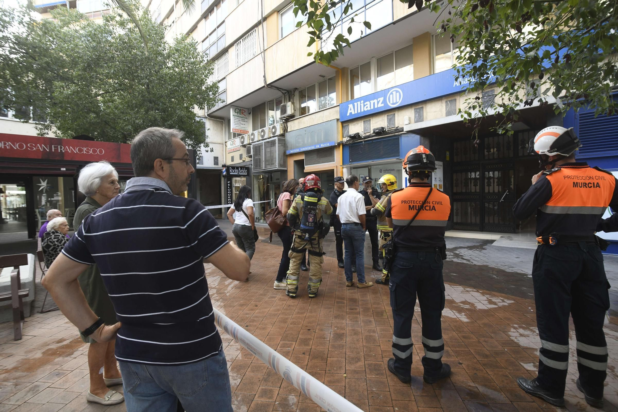 El incendio de un edificio en la Plaza Condestable, en imágenes