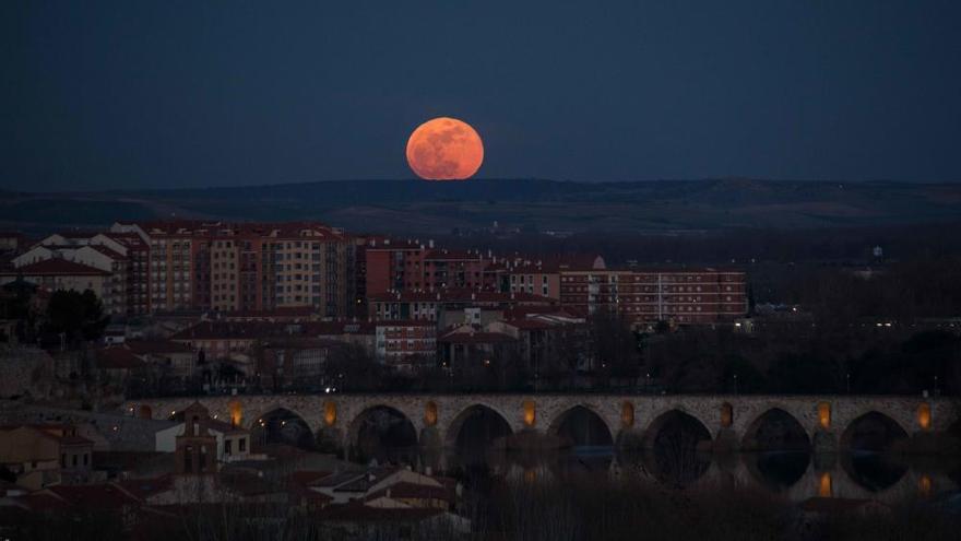 La segunda superluna de enero se mimetiza con el &quot;skyline&quot; de Zamora