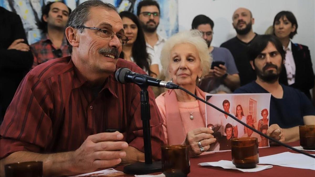 Carlos Solsona y la presidenta de las Abuelas de Plaza de Mayo, Estela de Carlotto, en la rueda de prensa que han anunciado el hallazgo.