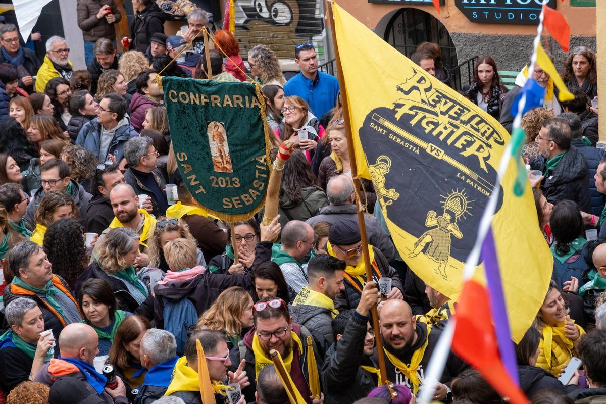 Una bandera y pañuelos de Orgull Llonguet esta mañana en el chupinazo de Sant Sebastià en Can Vinagre.