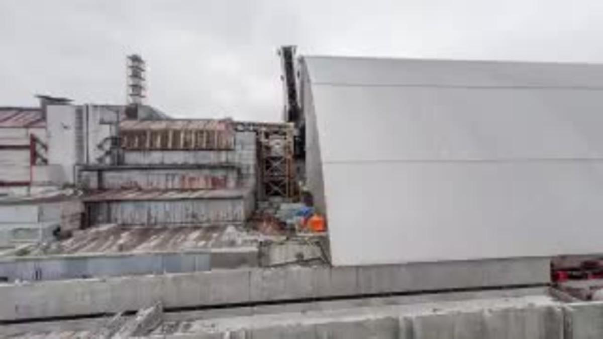 Vídeo que mostra el trasllat del sarcòfag gegant fins a la central de Txernóbil.