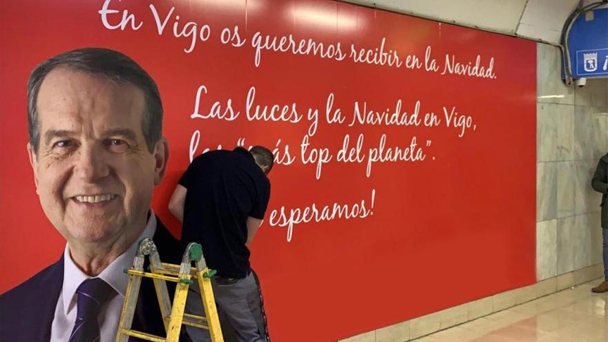 Uno de los carteles que promocionan la Navidad viguesa en Madrid. // FdV