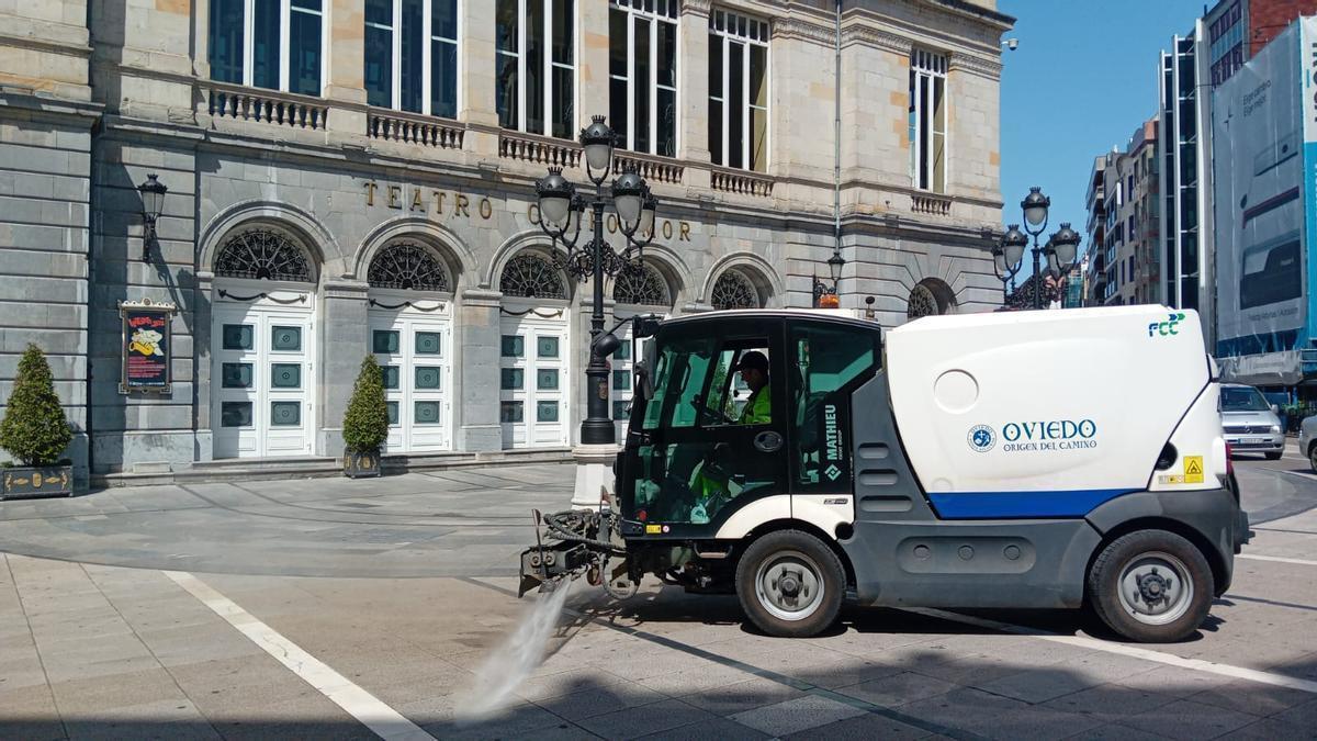 Oviedo baldea las calles de la capital asturiana ante la ola de calor: Nueve equipos recorren las calles de la capital asturiana