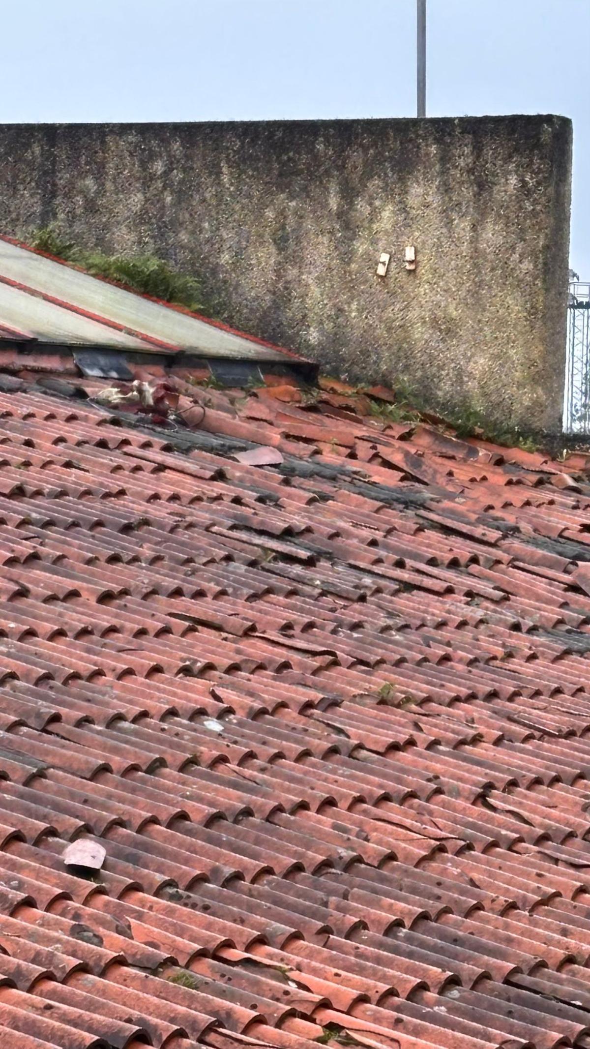 Imaxe do tellado do Centro de Saúde de Santa Comba.