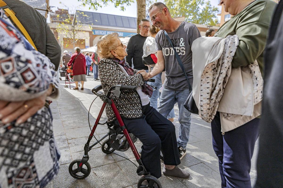 Así ha sido la concentración en el mercado de Pere Garau en repulsa al ataque homófobo que sufrió un comerciante