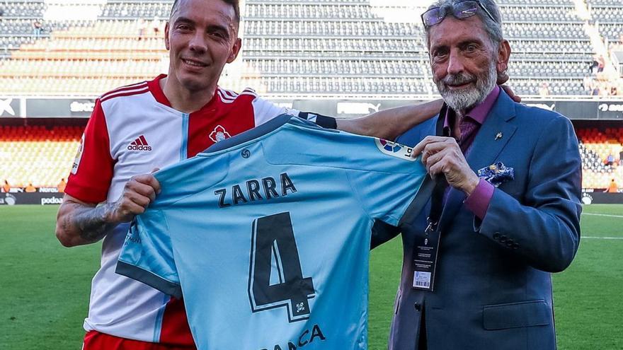 Aspas posa junto al presidente Mouriño con una camiseta convemorativa de su cuarto Zarra. // RCCV