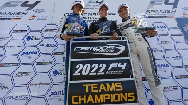 Los pilotos del Campos Racing posan con el cartel de campeones por equipos. | CAMPOS RACING