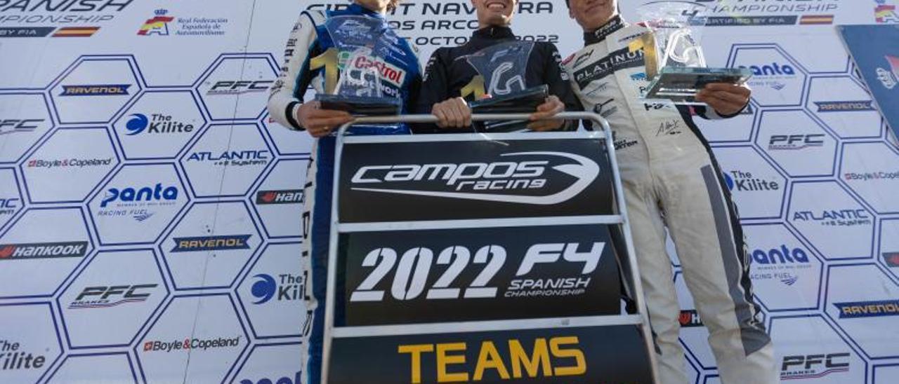 Los pilotos del Campos Racing posan con el cartel de campeones por equipos. | CAMPOS RACING