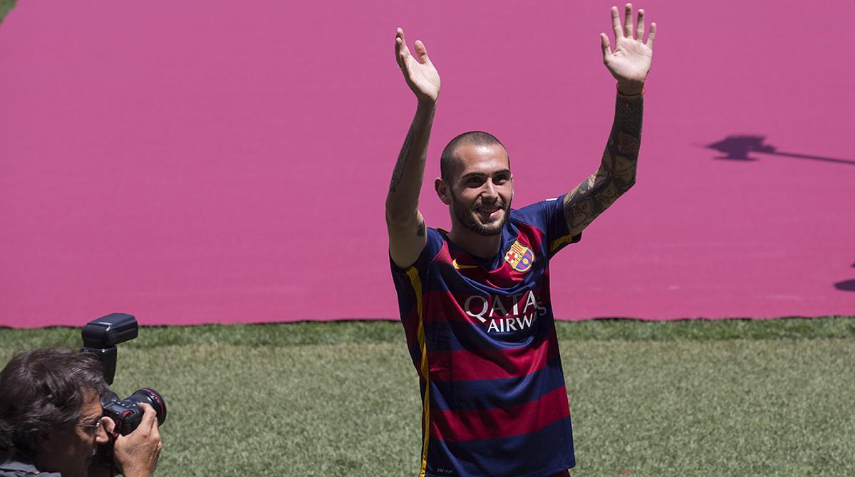 El nou jugador del Barça visita el vestidor i trepitja la gespa del Camp Nou vestit amb la samarreta blaugrana.