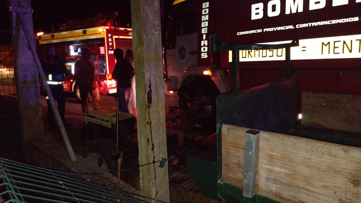 Vehículos en el accidente con un hombre atrapado en Cespón, Boiro