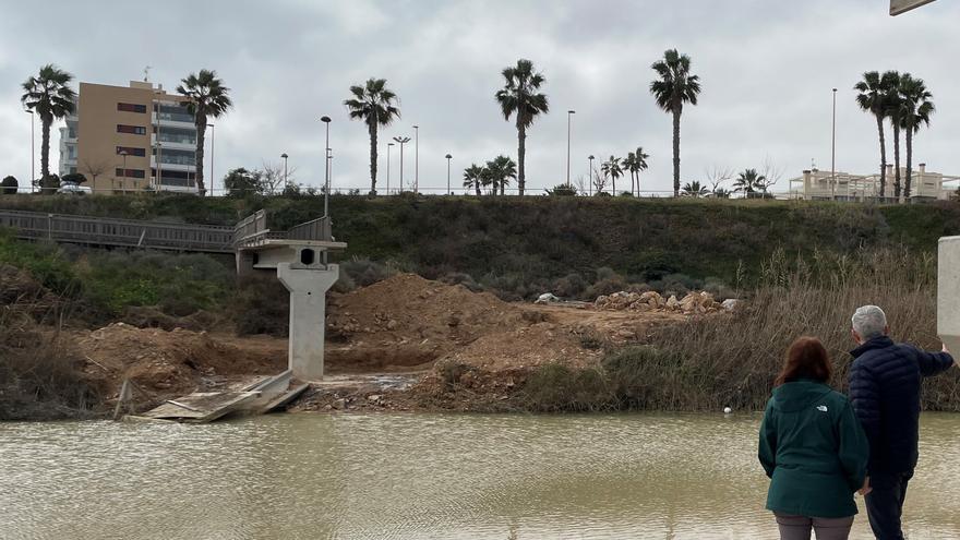 Pilar de la Horadada comienza a reconstruir la pasarela sobre el río Seco en Mil Palmeras que destruyó la DANA