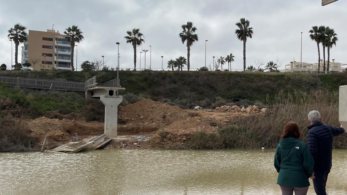 Pasarela peatonal que se va a reconstruir y destruida por el caudal del río Seco durante la DANA