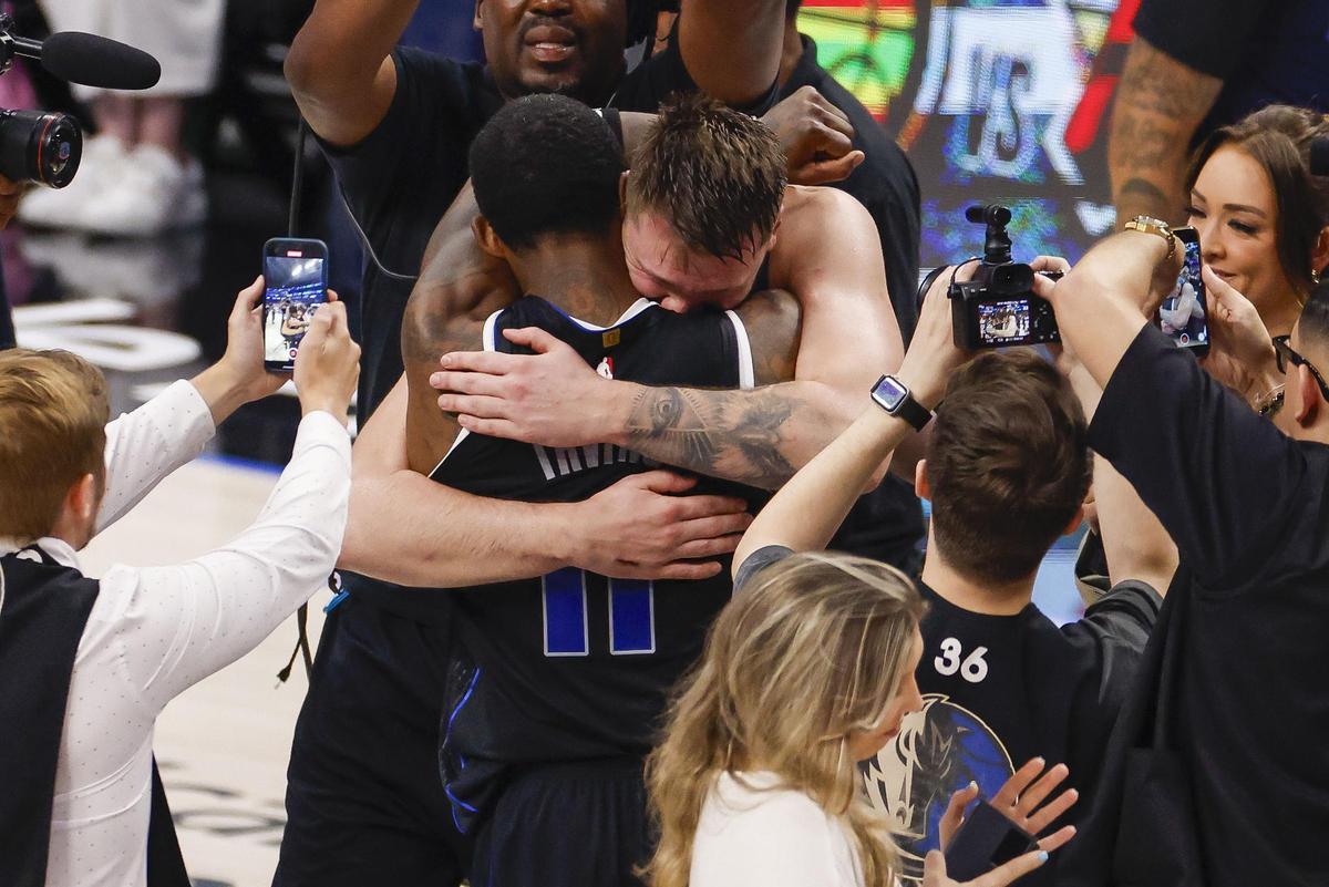 Doncic celebra con emoción el triunfo de los Mavericks.