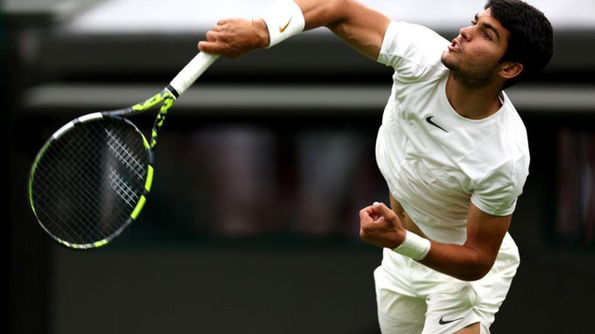 Alcaraz ejecuta un saque en su debut en Wimbledon.