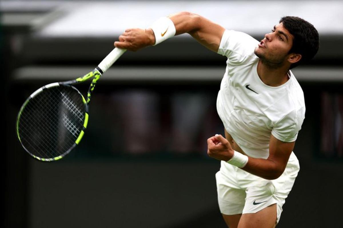 Alcaraz s’exhibeix en la seva estrena a Wimbledon