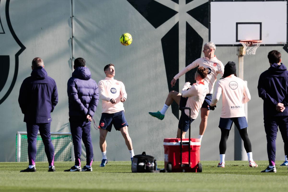 Lewandowski cabecea un balón en el entrenamiento de este vierbes.