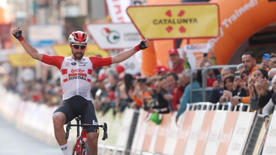 De Gendt arribant a la meta en primera posició