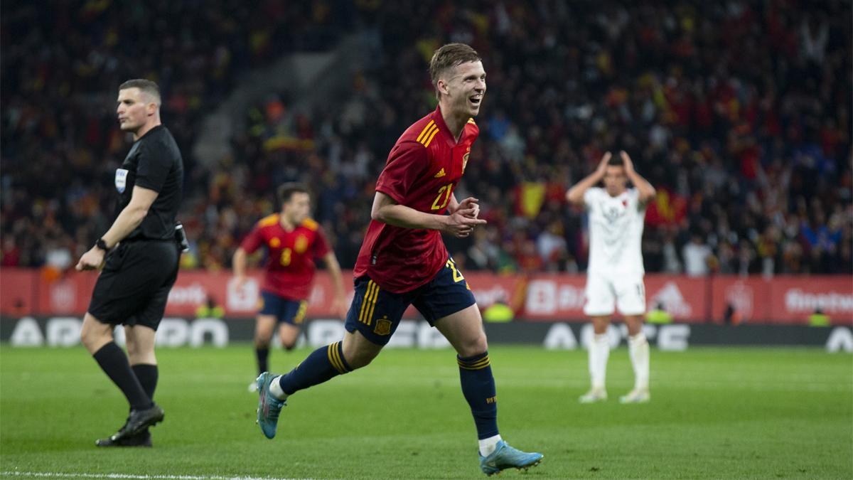 Dani Olmo celebra el gol marcado ante Albania en Cornellà