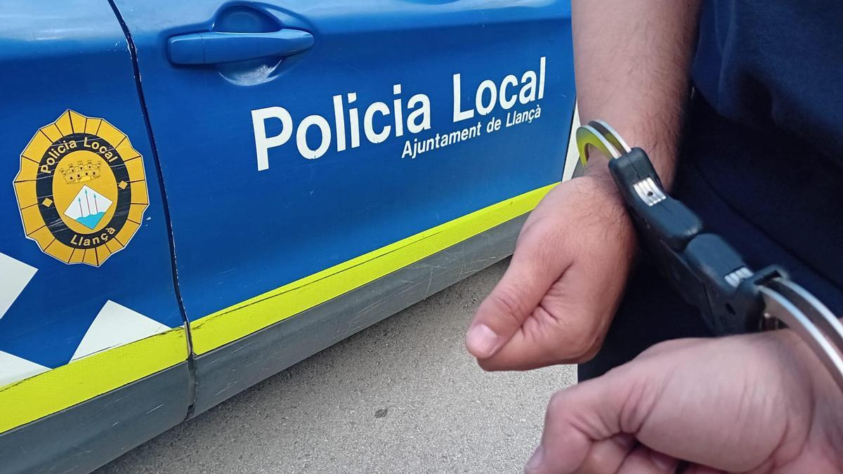 La Policia Local de Llançà, amb un arrestat amb manilles.