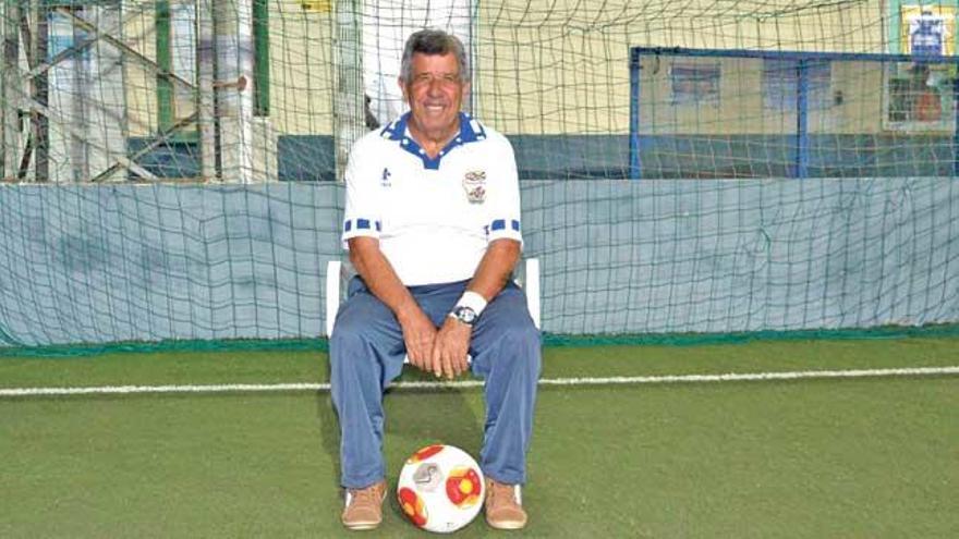 Joaquín Serrano posa en el campo del Seminario de Palma, en donde juegan sus partidos los equipos del San Pedro.