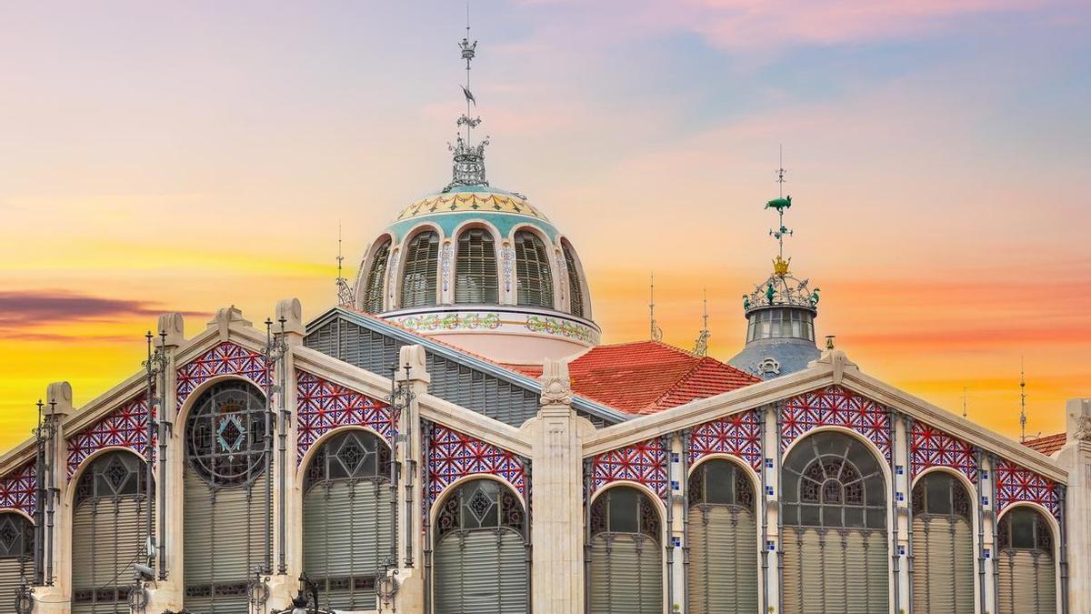 El mercado modernista que parece una catedral y es perfecto para una escapada: tiene cúpulas de 30 metros y más de 300 puestos
