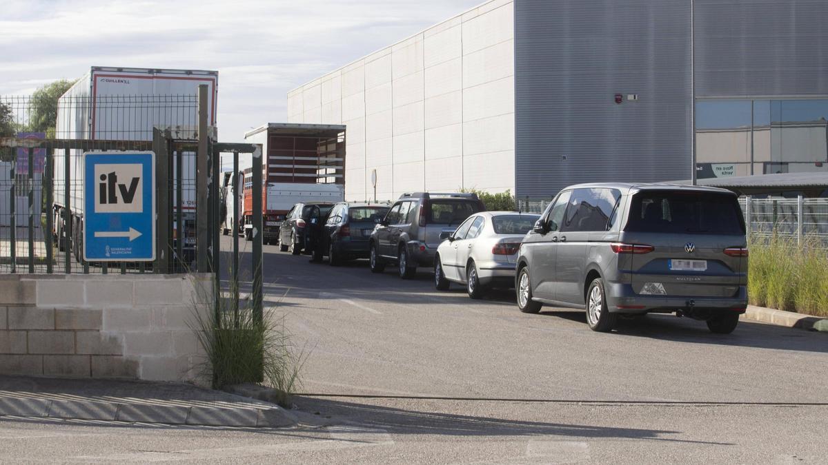 Varios vehículos esperan a las puertas de la ITV de Alzira, en una imagen de esta semana.