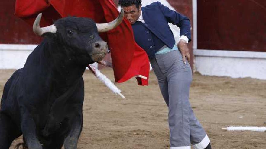 El matador Oscar Higares ejecutando una faena al astado